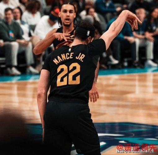 米切尔24+6克努佩尔21+11 骑士客场险胜黄蜂