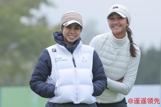 球员在赛场上做足防寒措施